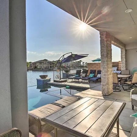 Lavish Lakefront Villa - Music, Art, And Food!